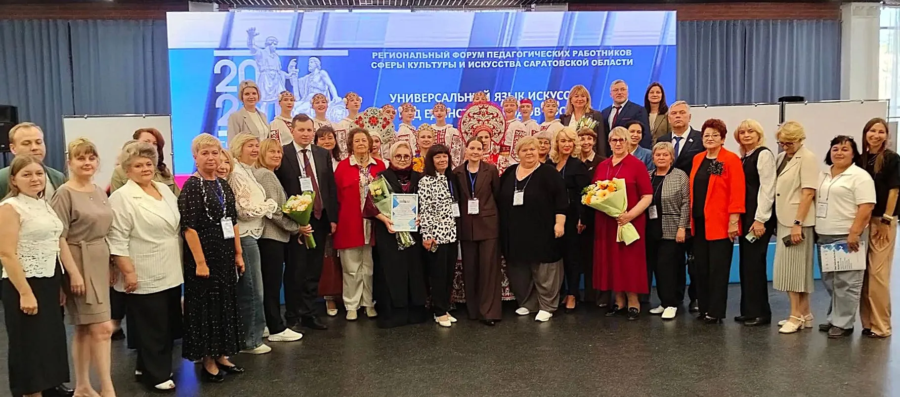 Культурная программа включала серию тематических выставок: экспозицию музыкальных инстр...