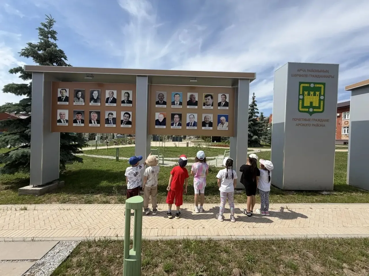 Сегодня дети из старшей группы совершили экскурсию по нашему городу. Дети закрепили свои знания о по