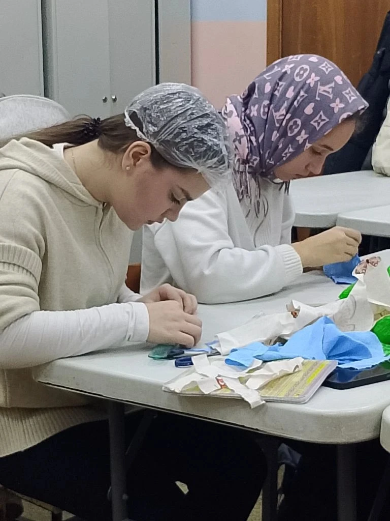Недавно наши девочки открыли для себя удивительный мир шитья! 🧵 На уроке технологии они не просто уч