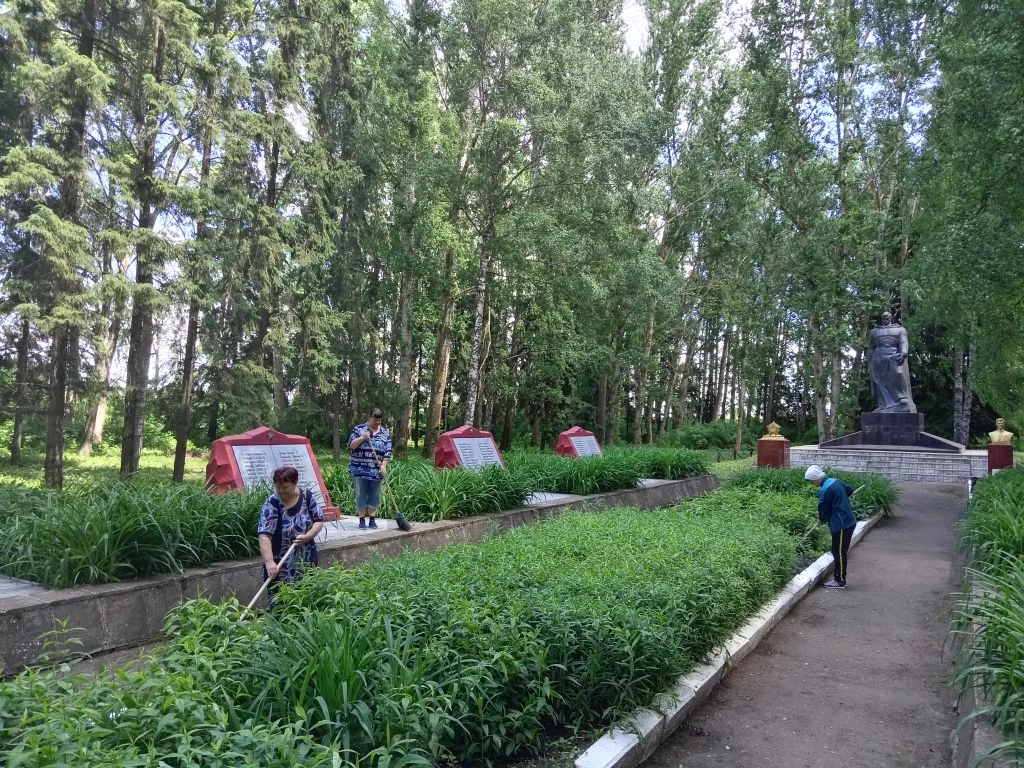 В рамках месячника по благоустройству.
Работники досугового центра и библиотеки приняли участие в су