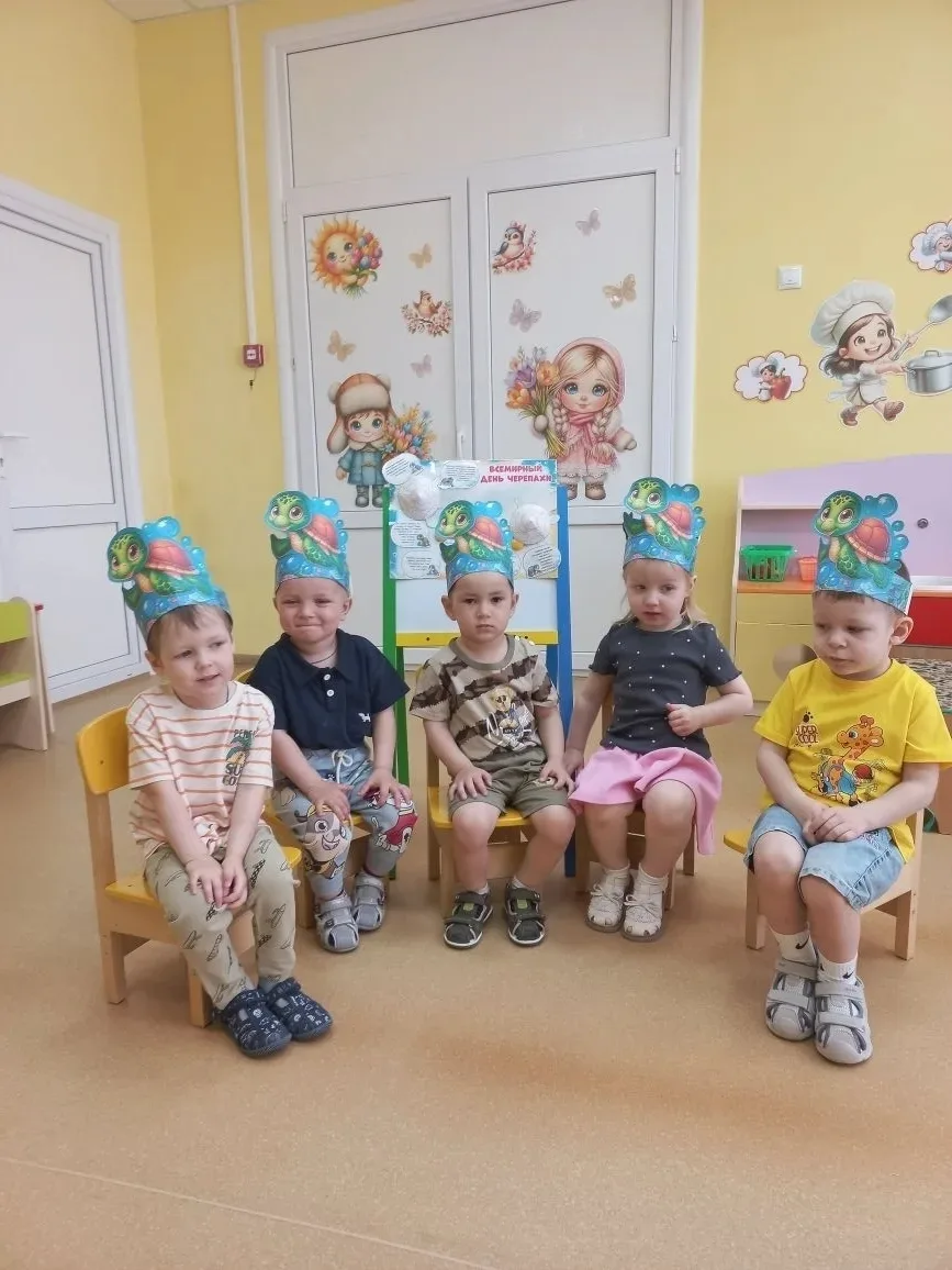 Быстро по воде плывёт