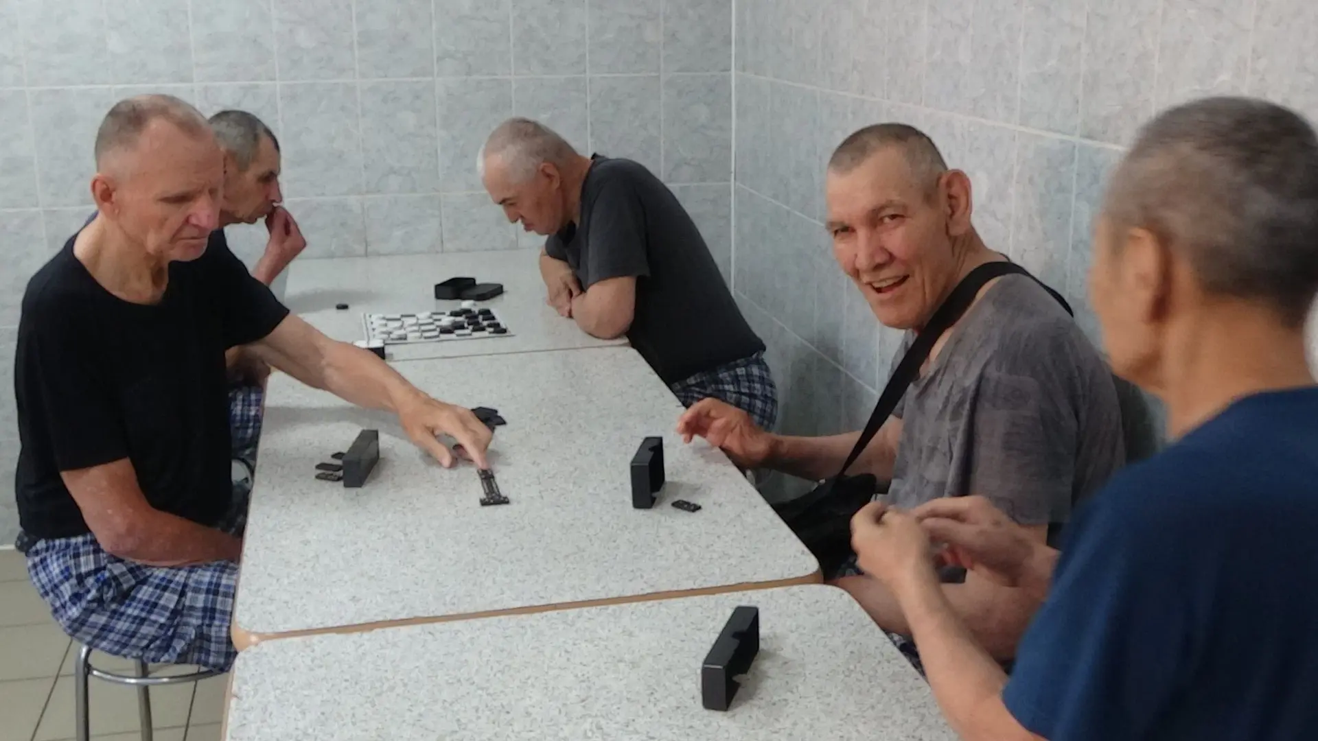Сегодня у нас в учреждении прошло мероприятие, посвящённое шашкам, шахматам и домино. Получатели соц