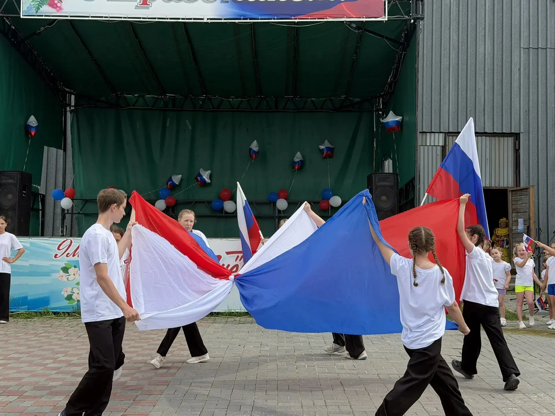 Праздничная атмосфера в Горноправдинске: День России отметили большим концертом

В честь Дня России 
