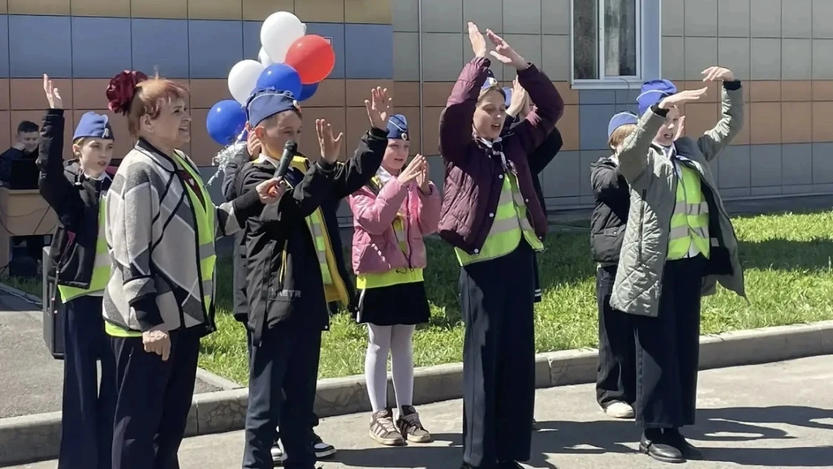 Первый класс окончен вами, Юными учениками, Поздравляем! Вы старались, Знаний новых набирались.  Мы 