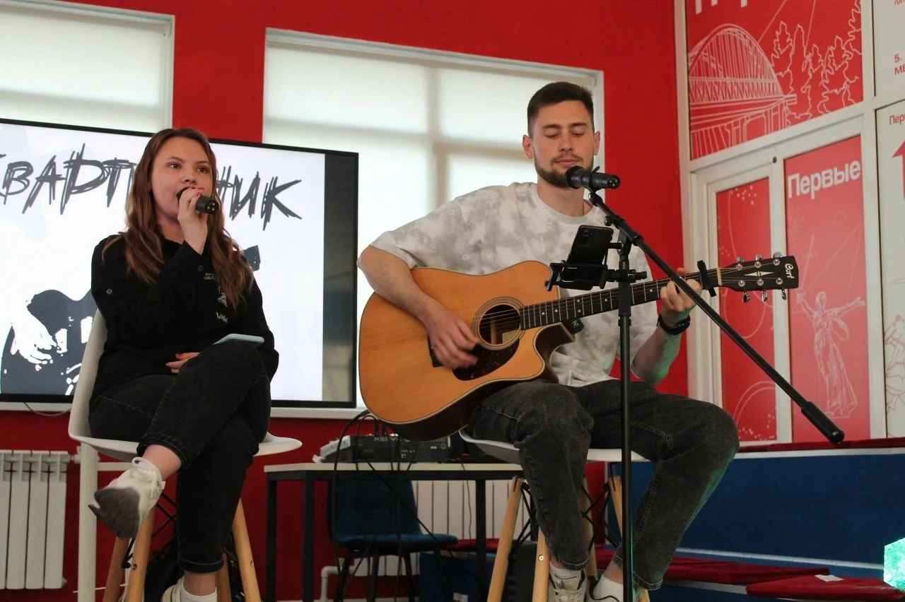🎸Уютный вечер, песни под гитару и единство культур: в Державинском прошел творческий квартирник. Со