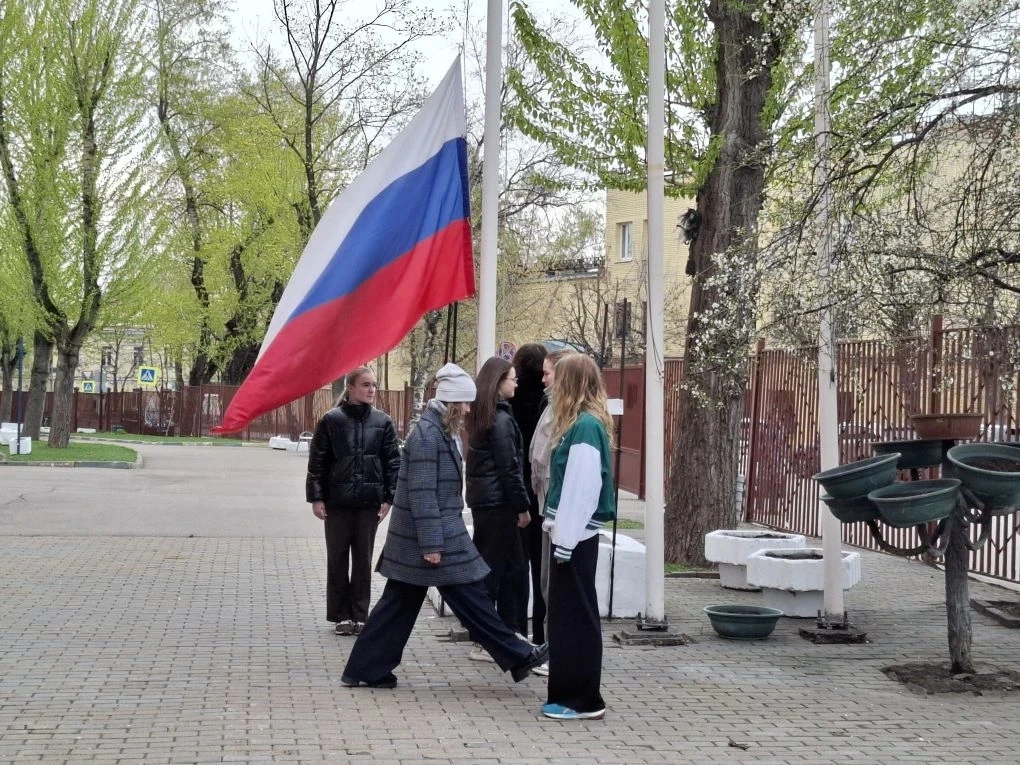 ТРАДИЦИЯ ПОНЕДЕЛЬНИКА  🇷🇺 Учебная неделя в нашей школе стартовала традиционной церемонией поднятия ф