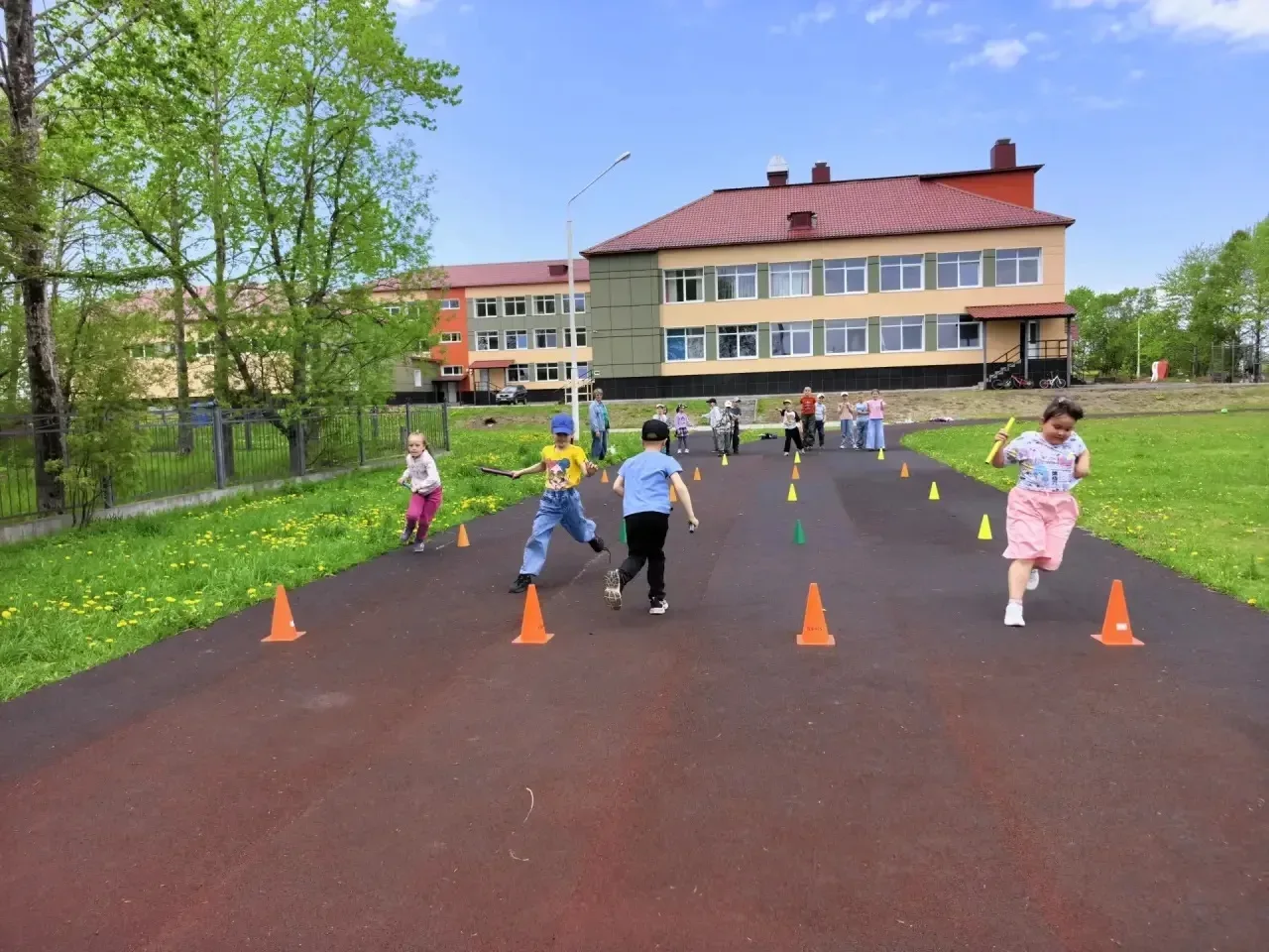 🎉 Веселые старты на школьном стадионе! 🏃‍♂️🏃‍♀️
Сегодня на нашем школьном стадионе царила невероя