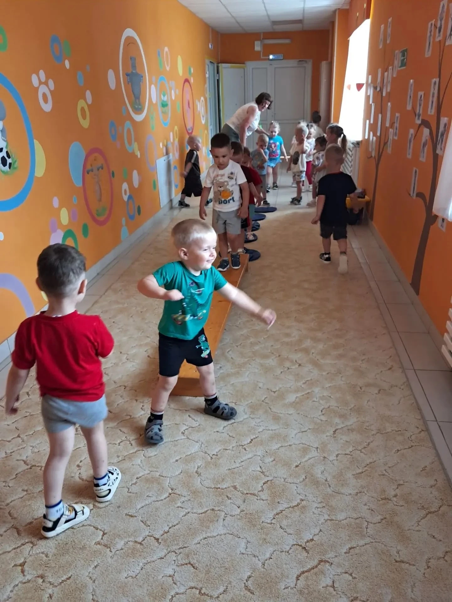 Плохая погода не повод грустить. Сегодня ребята группы "" Звездочка" подняли себе настроение веселым