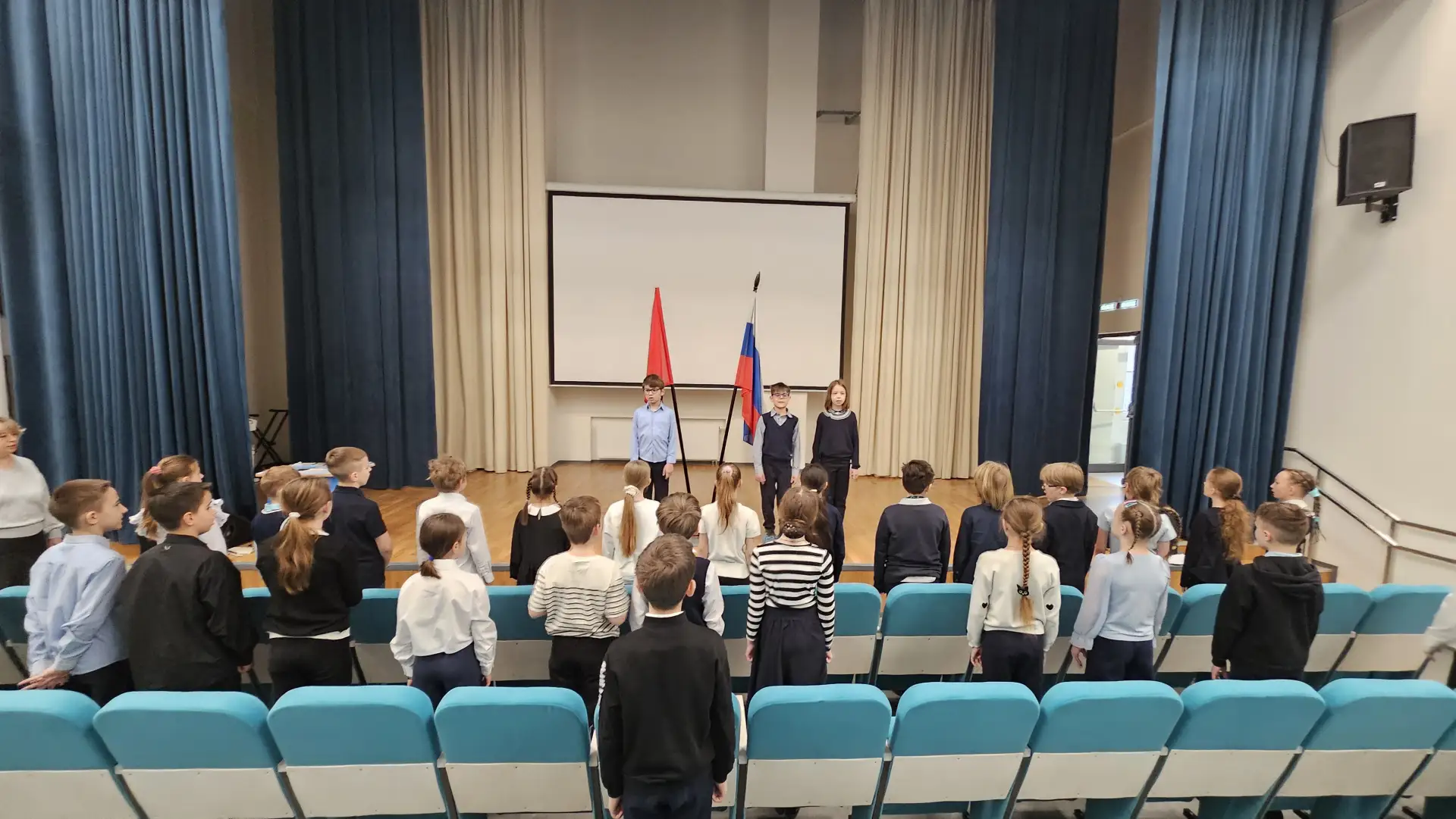 Торжественная церемония поднятия флага: честь и гордость школы  Каждый понедельник в нашей школе нач