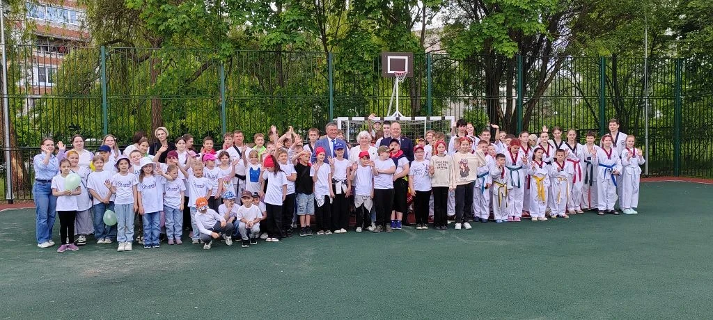 🏟️ Новую многофункциональную спортивную площадку открыли на территории школы имени Е.Р...