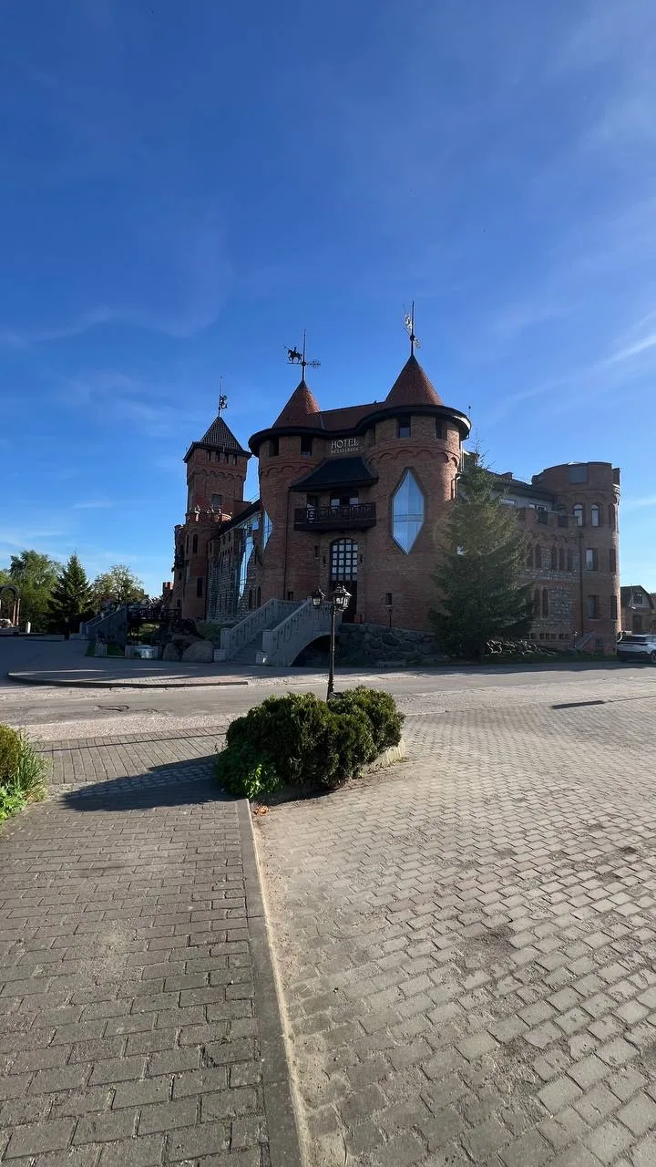 В Гурьевском районе, среди сонных полей посёлка Орловка, стоит этот рыцарь-самозванец. ...