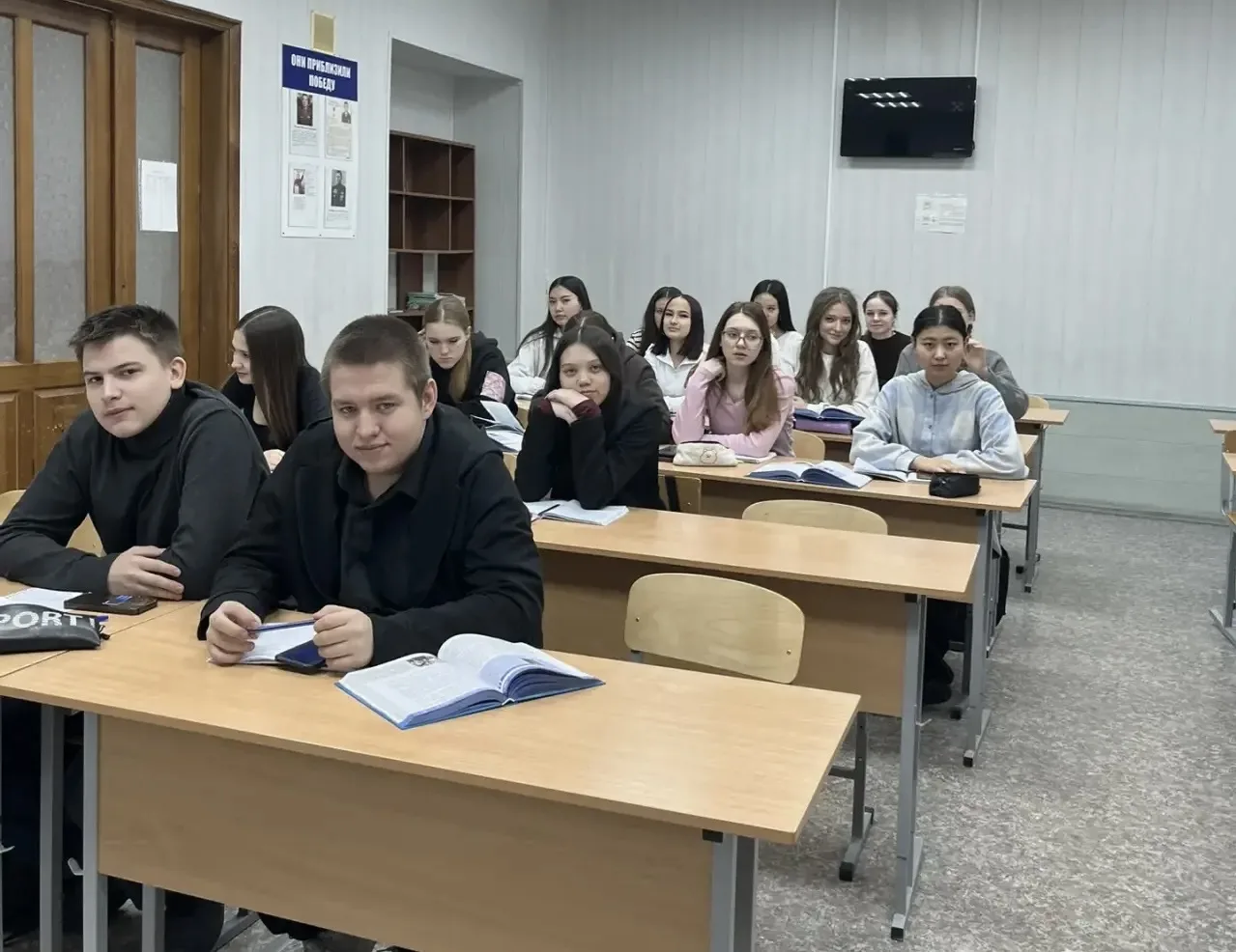 📣 Новую учебную неделю ОУФТ традиционно начинает с торжественной церемонии выноса флага и исполнения