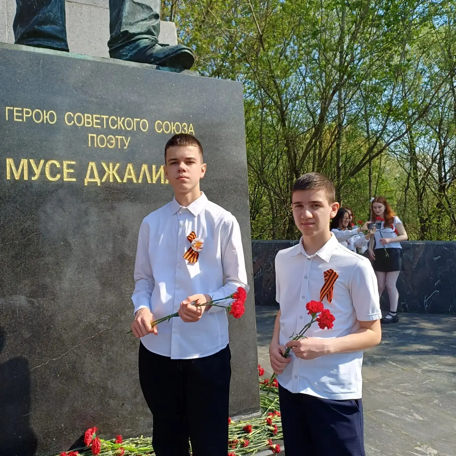 🌹 8«Б» у памятника Мусы Джалиля: тишина, цветы, память  В преддверии 9 Мая ребята почтили память гер