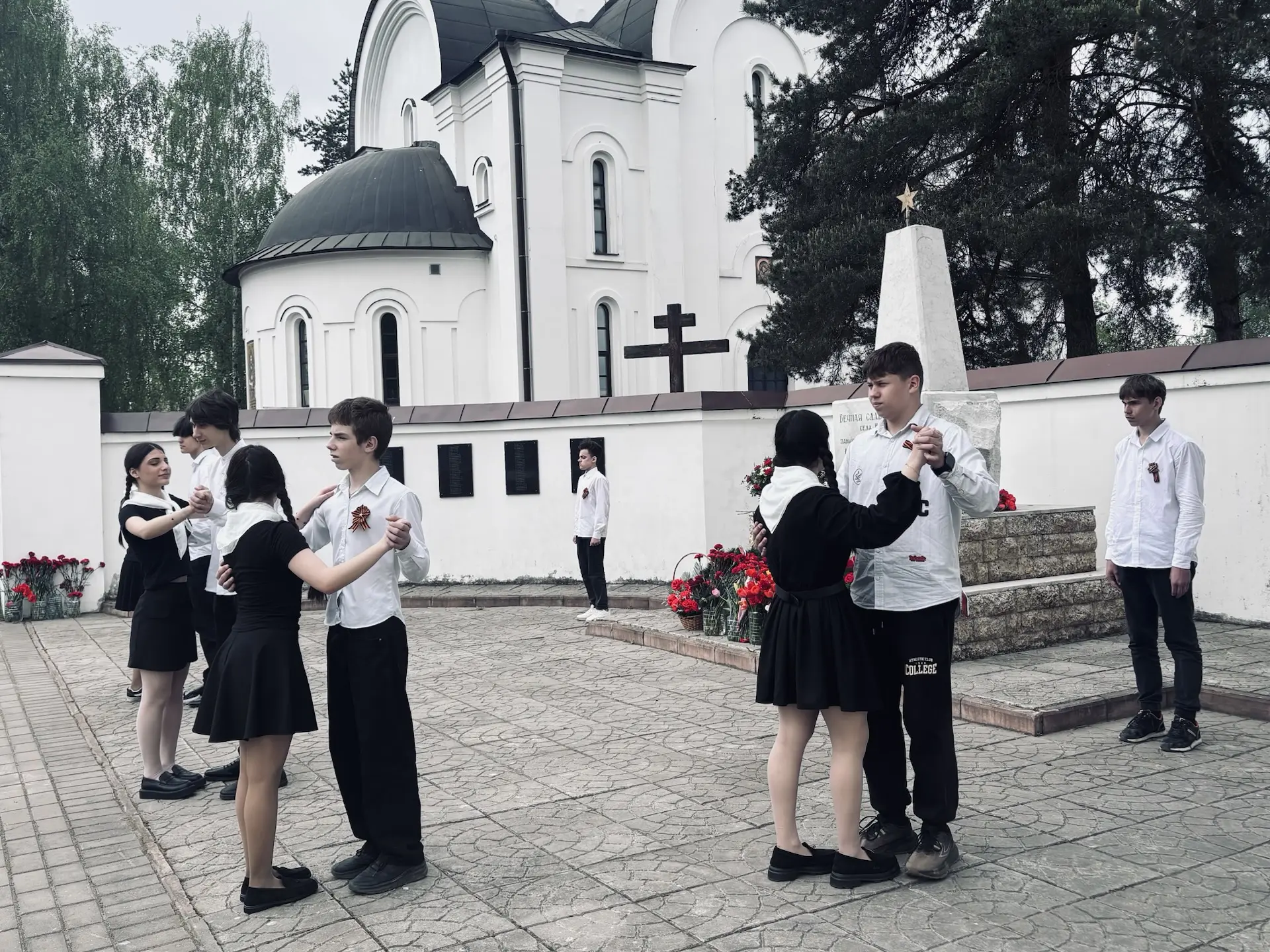 Вальс Победы: танец, объединяющий поколения  🎗 В преддверии Дня Великой Победы учащиеся 8 «А-Н» и 9 