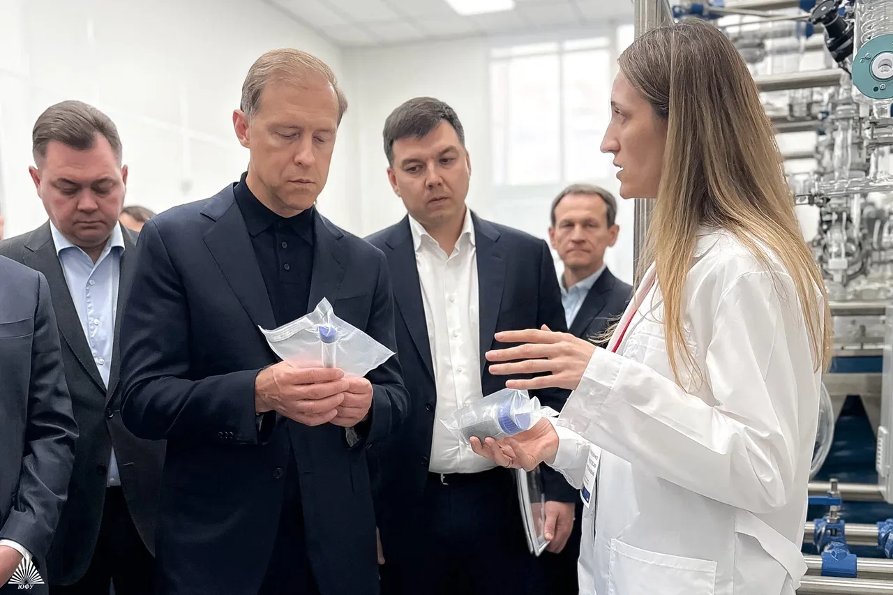 Денис Мантуров ознакомился с разработками ЮФУ в области химии и микроэлектроники