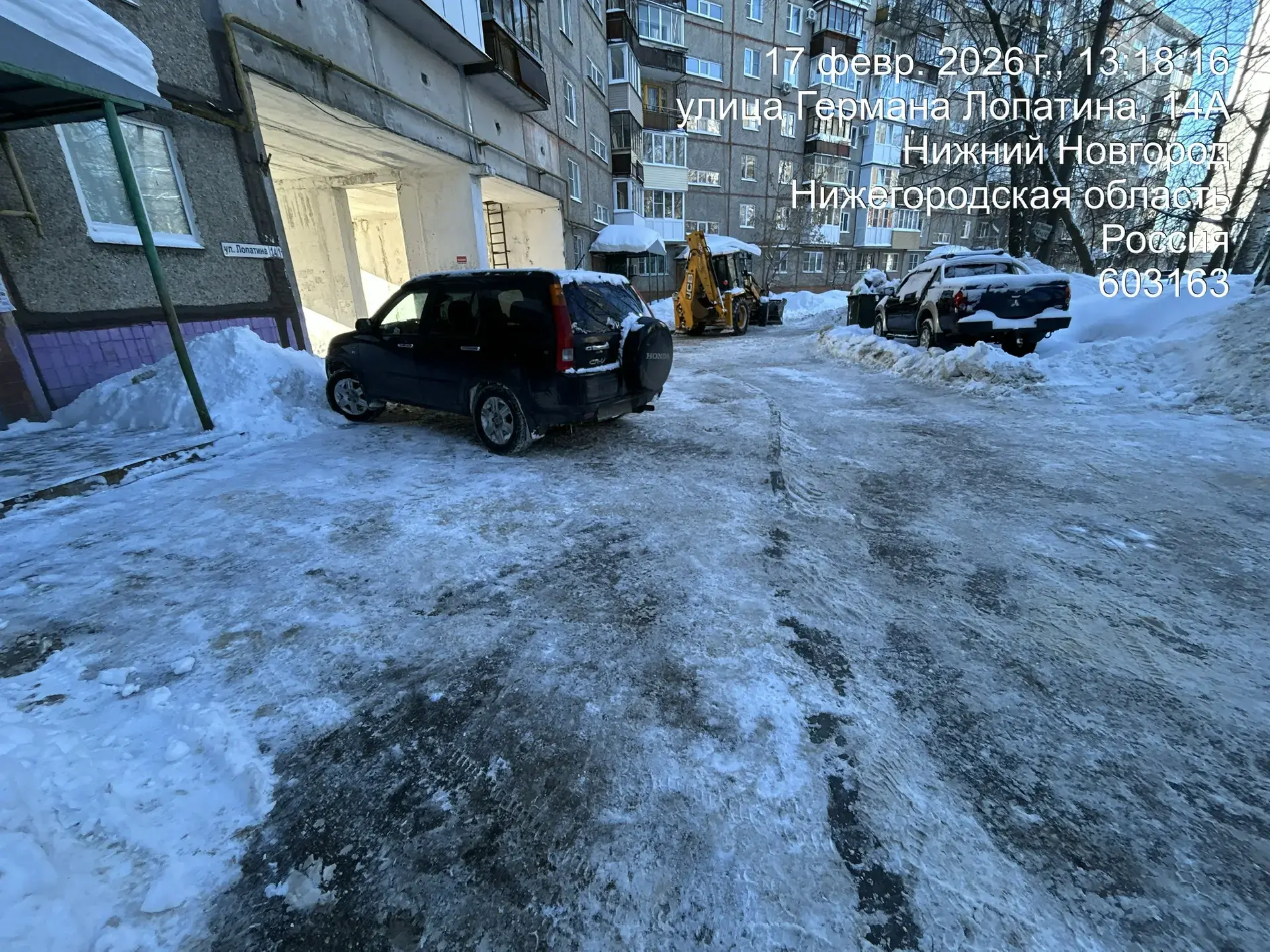 Работы по расчистке территорий ведутся в усиленном режиме после очередного снегопада.  Регулярно очи