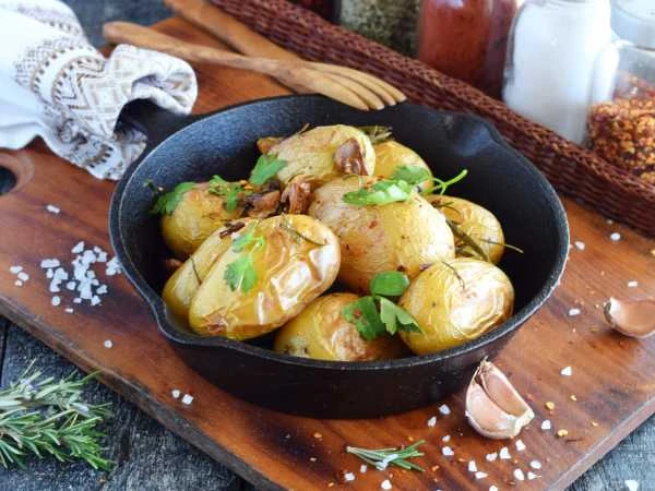 Молодой картофель, запеченный в кожуре в духовке😍
