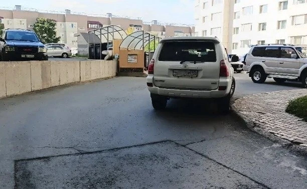 🗑Более 60 штрафов заплатили южносахалинцы за парковку у мусорок