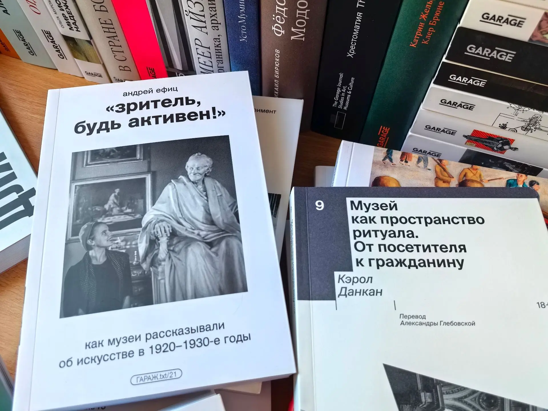 Более 50 изданий по искусству пополнили библиотеку Полярной арт-резиденции.
 
Новое поступление – по