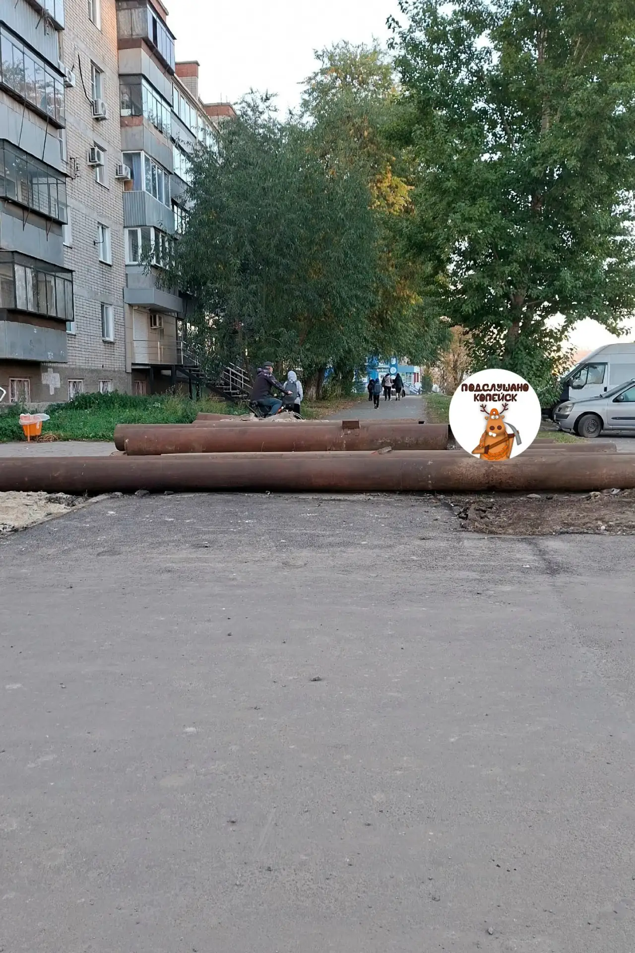 🚸 Трубы на тротуаре проспекта Славы: вопрос к администрации