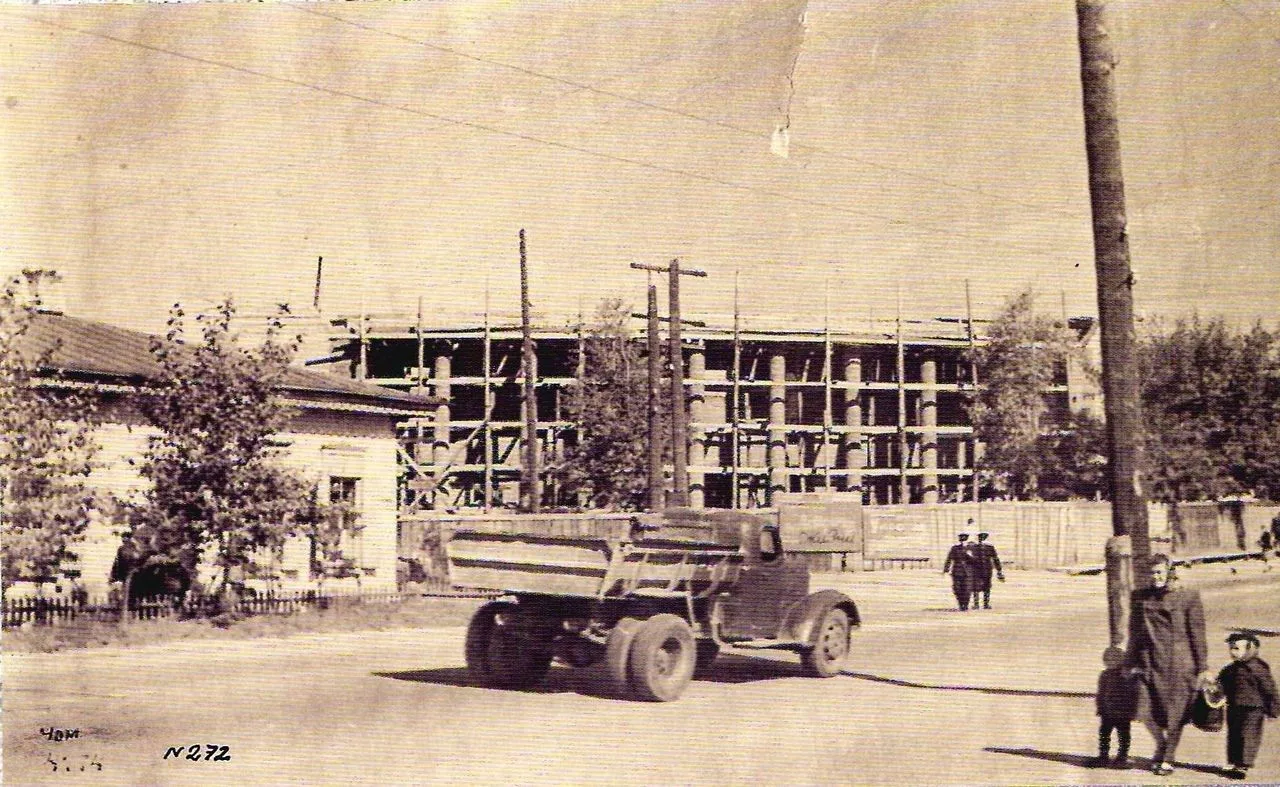 Перекрёсток Чайковского с Бутина в 1940-е годы, в центре кадра - замороженная стройка к...