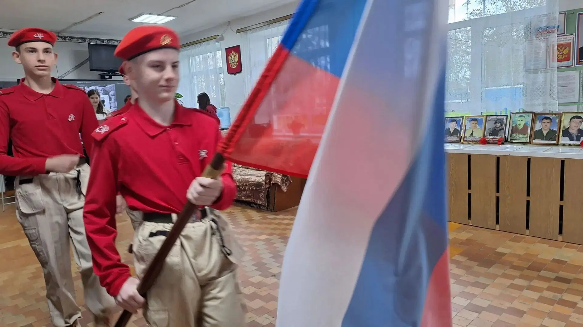 🍁Новая учебная неделя началась в нашей школе с традиционной линейки, где подняли Госуд...