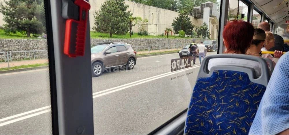 🚨Сочи, ДТП с участием мотоцикла.  По словам очевидцев, на месте работают сотрудники. По кадрам видно