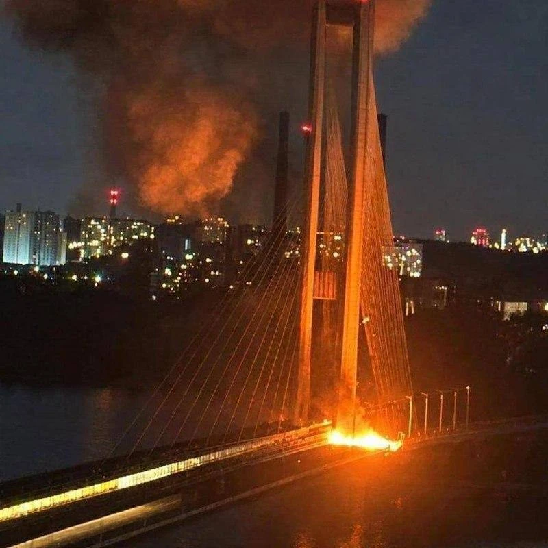 Ночью ВС РФ снова били по мостам Киева