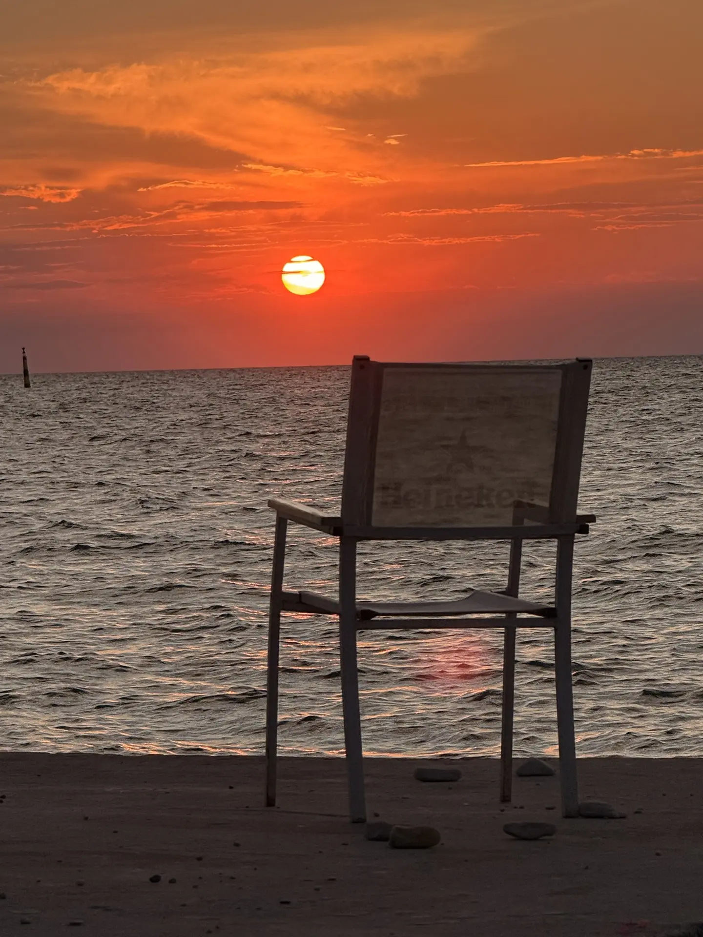 Ещё один жаркий осенний день, ещё один яркий багряно-оранжевый закат🌅