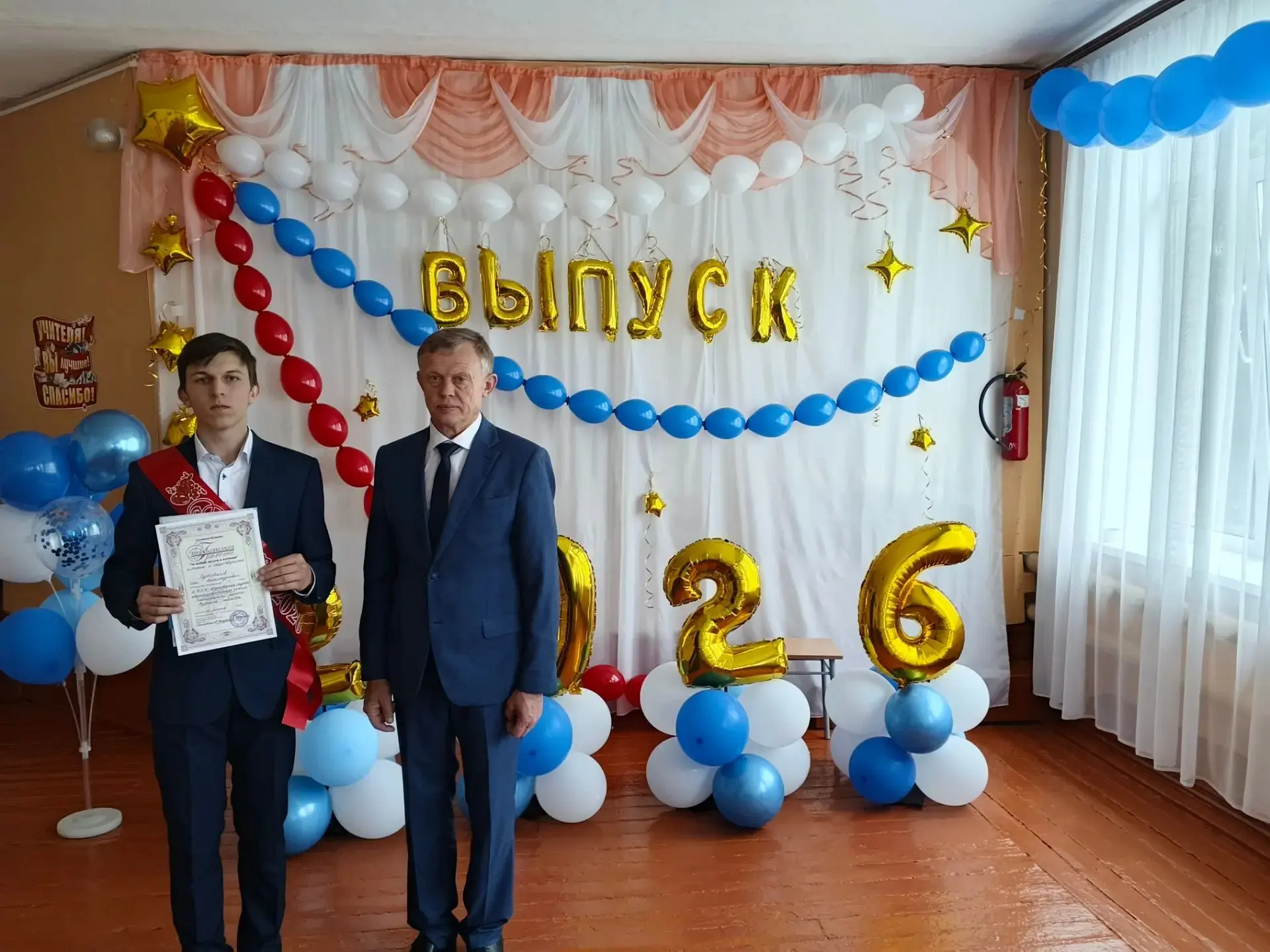 Сегодня в школе произошло трогательное событие — торжественное вручение аттестата единс...