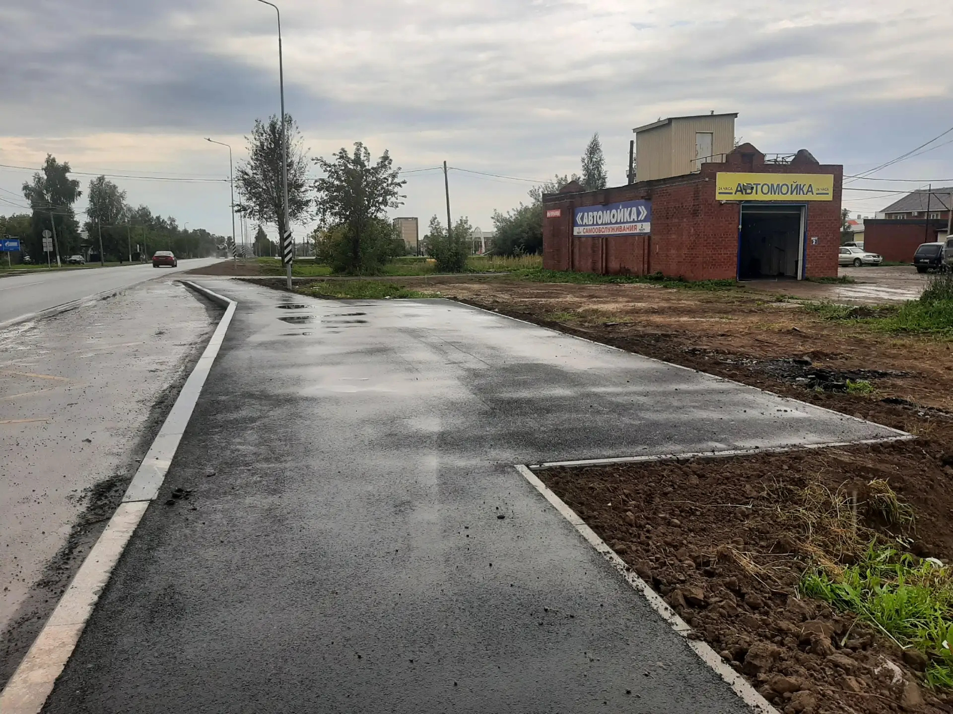 Рабочие положили асфальт на остановке напротив «Метелицы». 🚧 Осталось установить саму ...