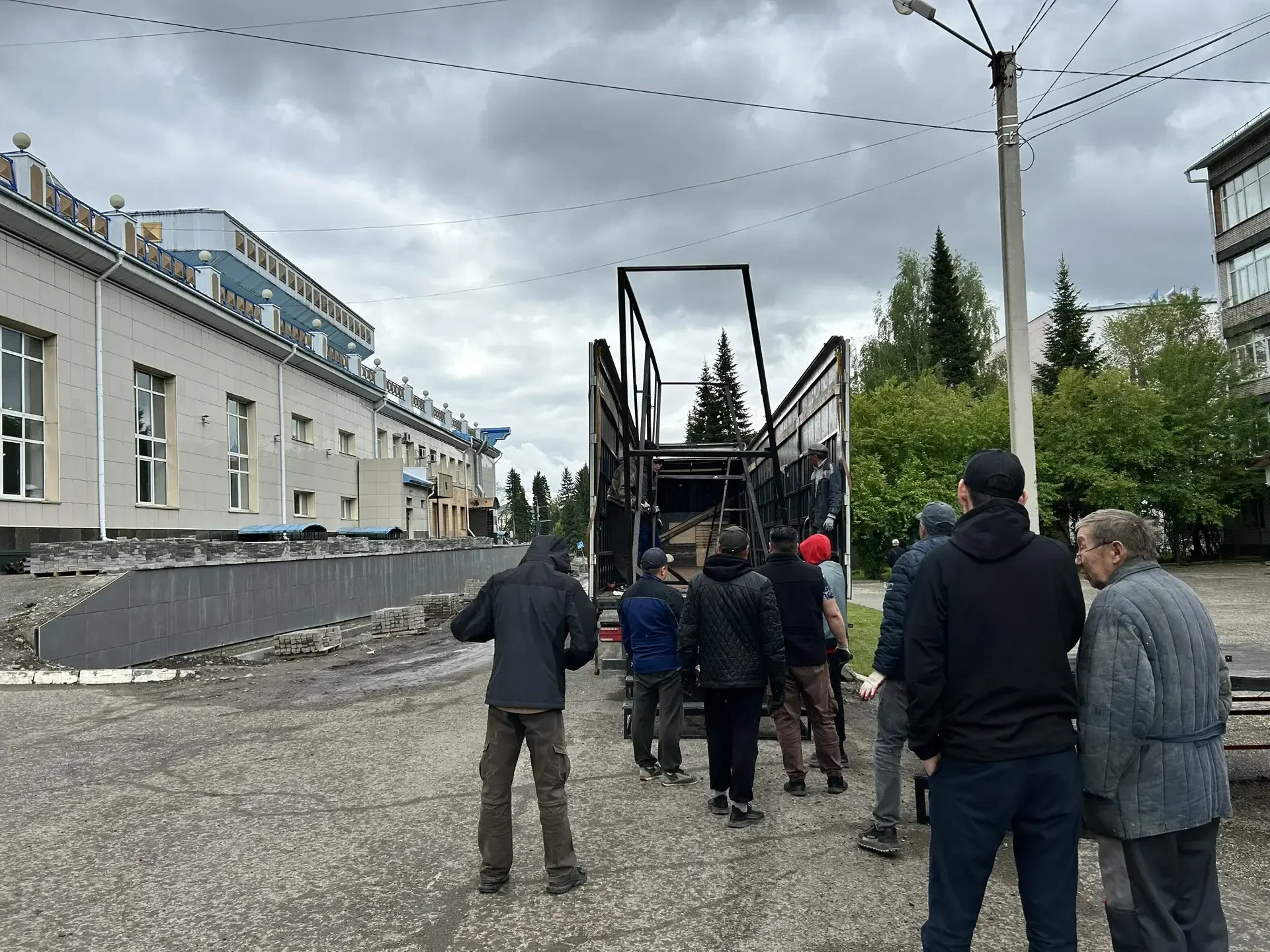 Декорации спектаклей "Восхождение на Хан-Алтай", "Маадай-Кара", "Приключения Чиполлино ...