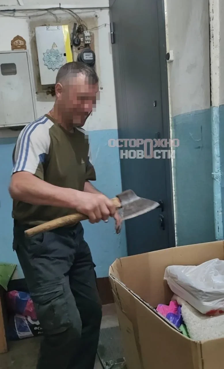 В Твери семья пожаловалась на агрессивного соседа, который систематически угрожает им р...
