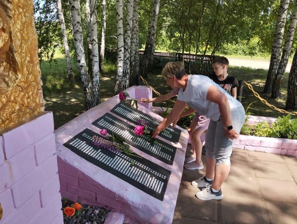 Память поколений: юные читатели возложили цветы к мемориалу
В празднование Дня России, главного госу