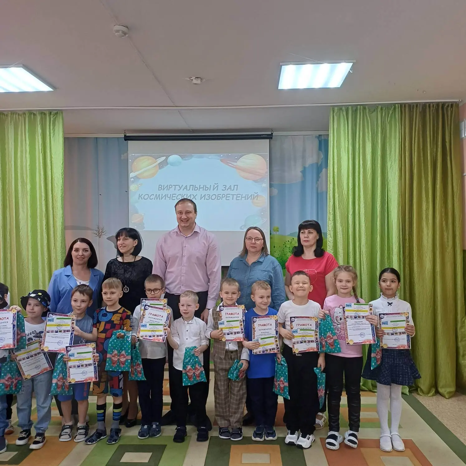 Лауреат 1 степени и настоящий патент участникам космической команды группы Кадеты - вот...