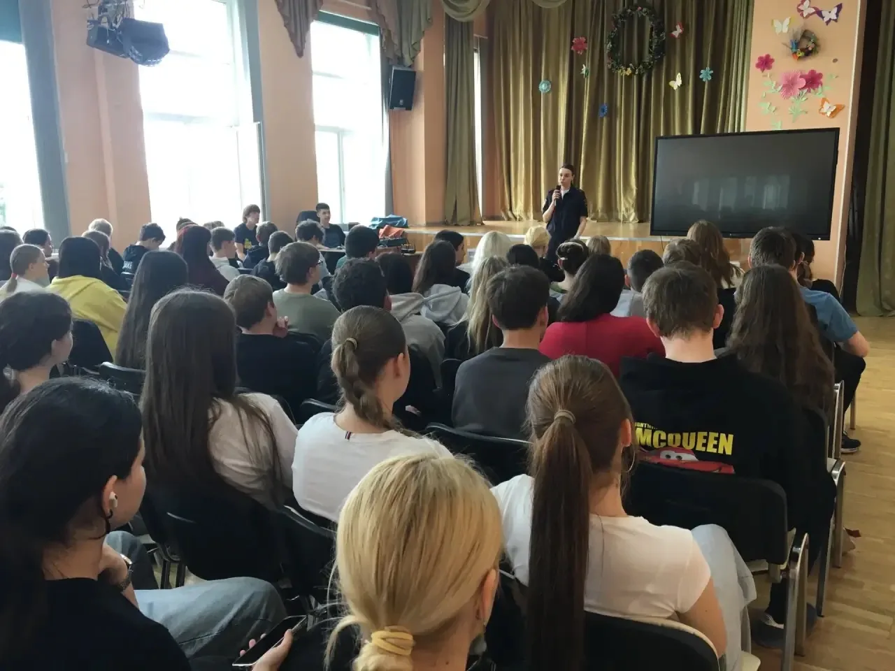 Беседа инспектора ГИБДД с учениками о правилах дорожного движения.  В школе с учениками состоялась в