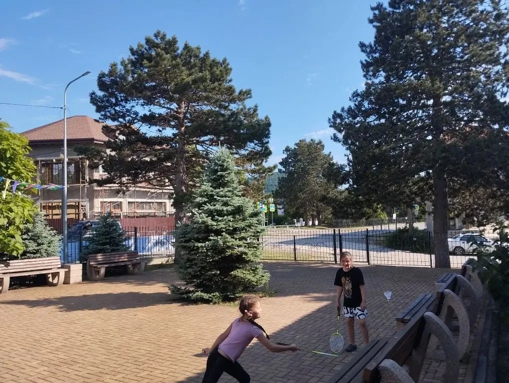Наша летняя досуговая площадка, ждет на активный отдых детей и подростков.