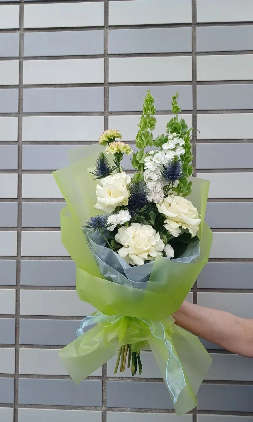 🌸 Букет в бело-зелёных тонах: нежность и стиль 🌸