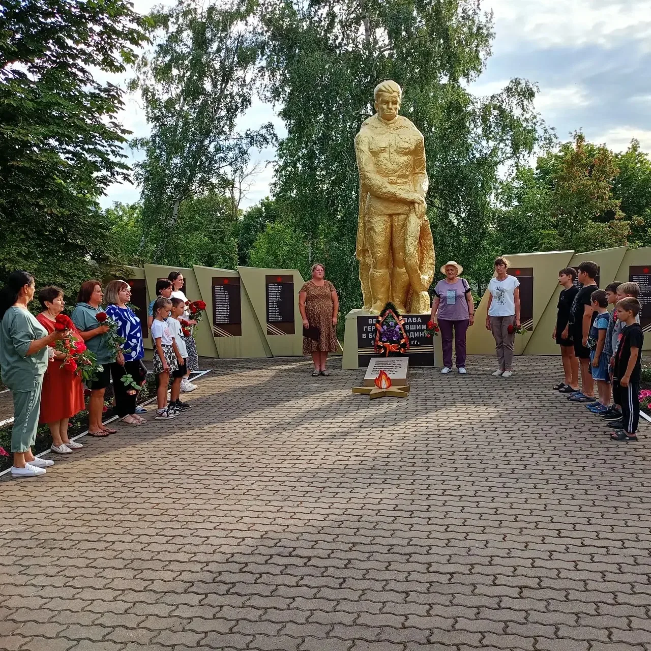🔥Коллектив нашей школы и учащиеся приняли участие в торжественно-траурном мероприятии у памятника с
