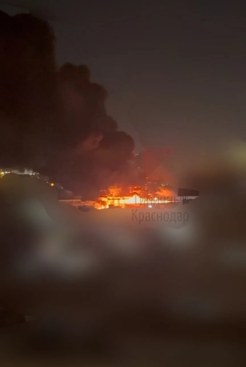 Очевидцы сообщают о крупном пожаре в одном из районов города.