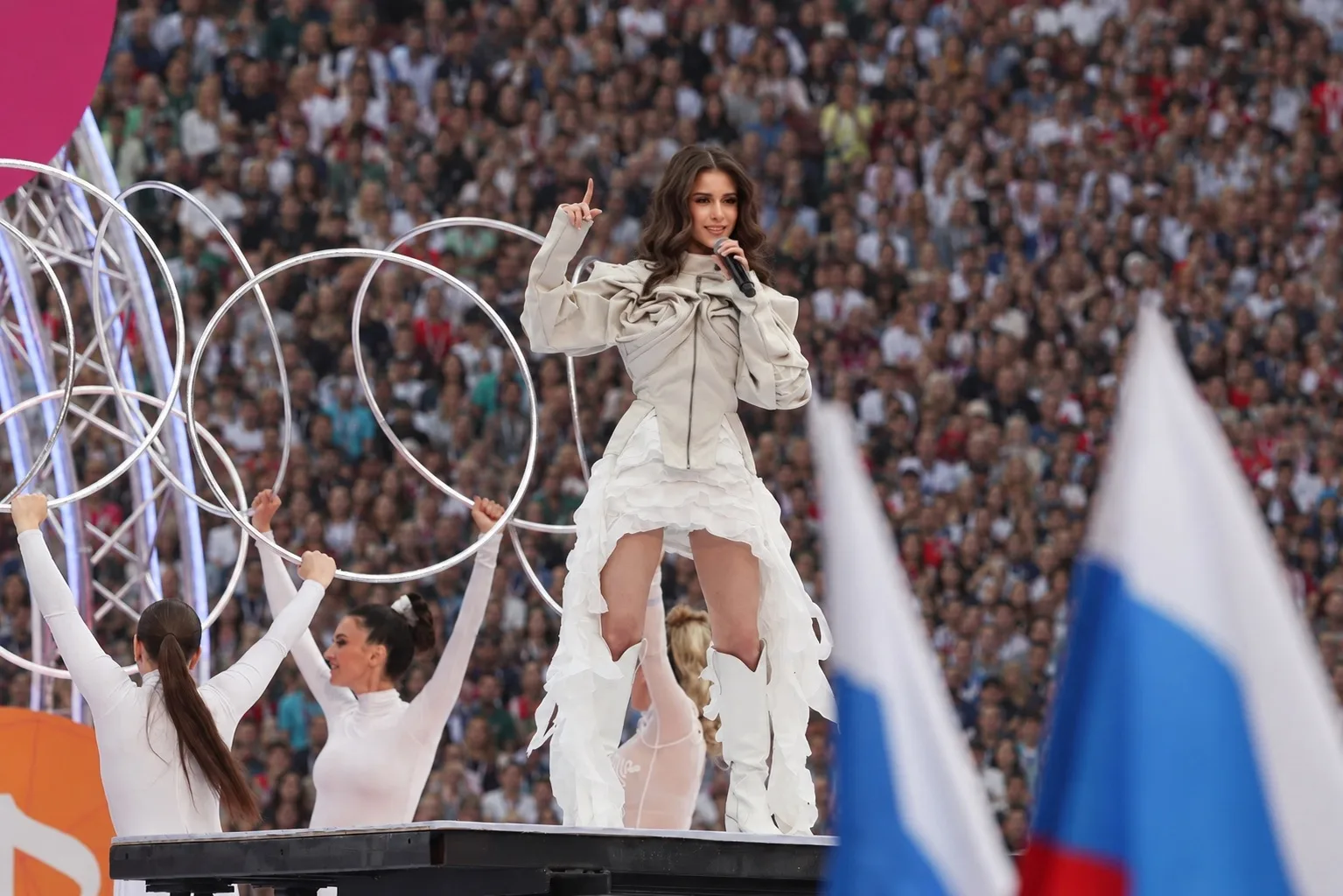 Бусинки мои нашла  на просторах интернета фотографии с концерта в Лужниках. Если что-то найдете кида