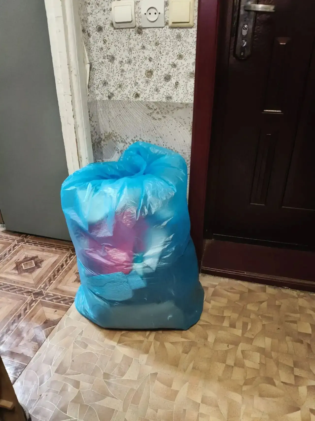 Добрый вечер. Отдам даром, мешок женской одежды размер 46-48-50. Платья, блузки, верхня...