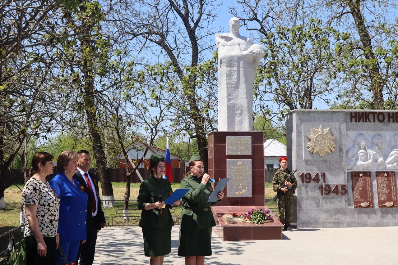 🎖 #ПобедныйМай2026 шагает по району. Село Школьное, мемориальный комплекс погибшим