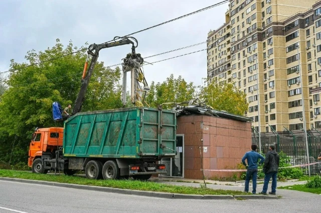 В Видном убрали заброшенный торговый павильон