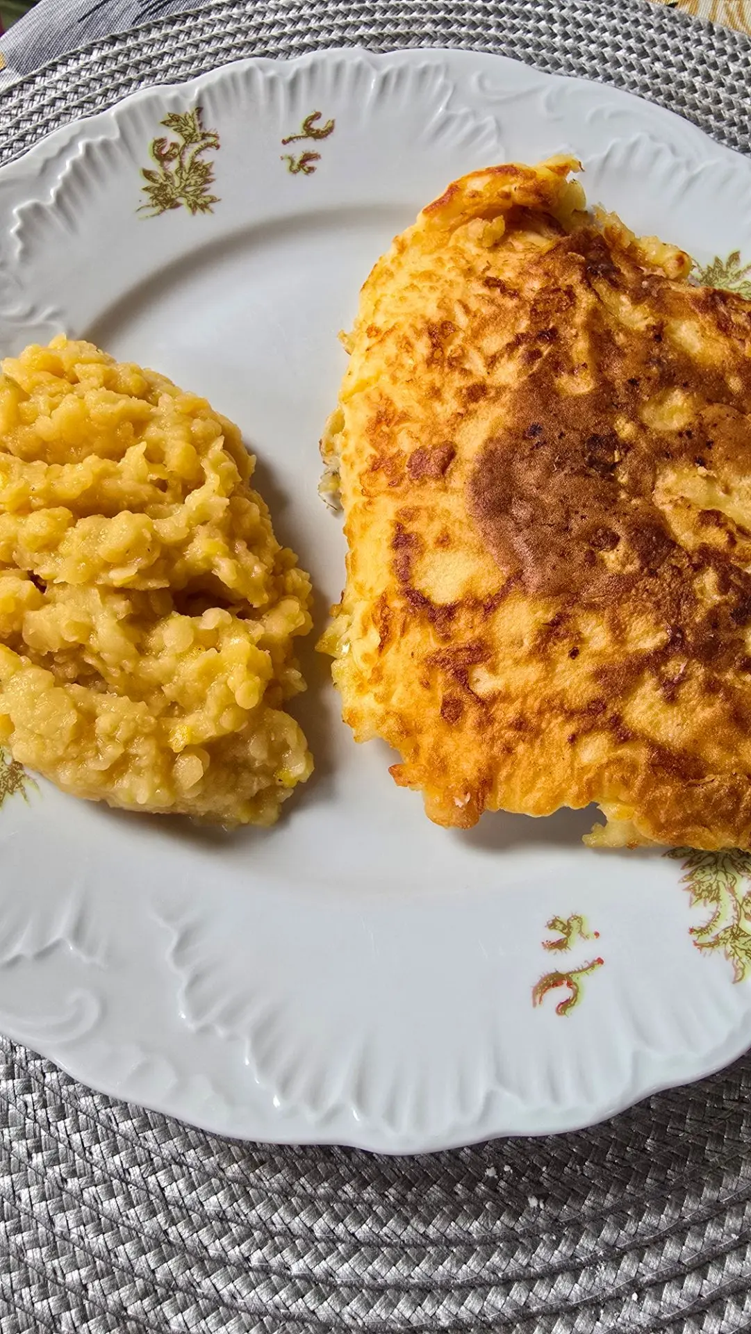 Не самый красивый для фото, но очень вкусный обед у меня сегодня. 

Рыба в кляре и красная чечевица.