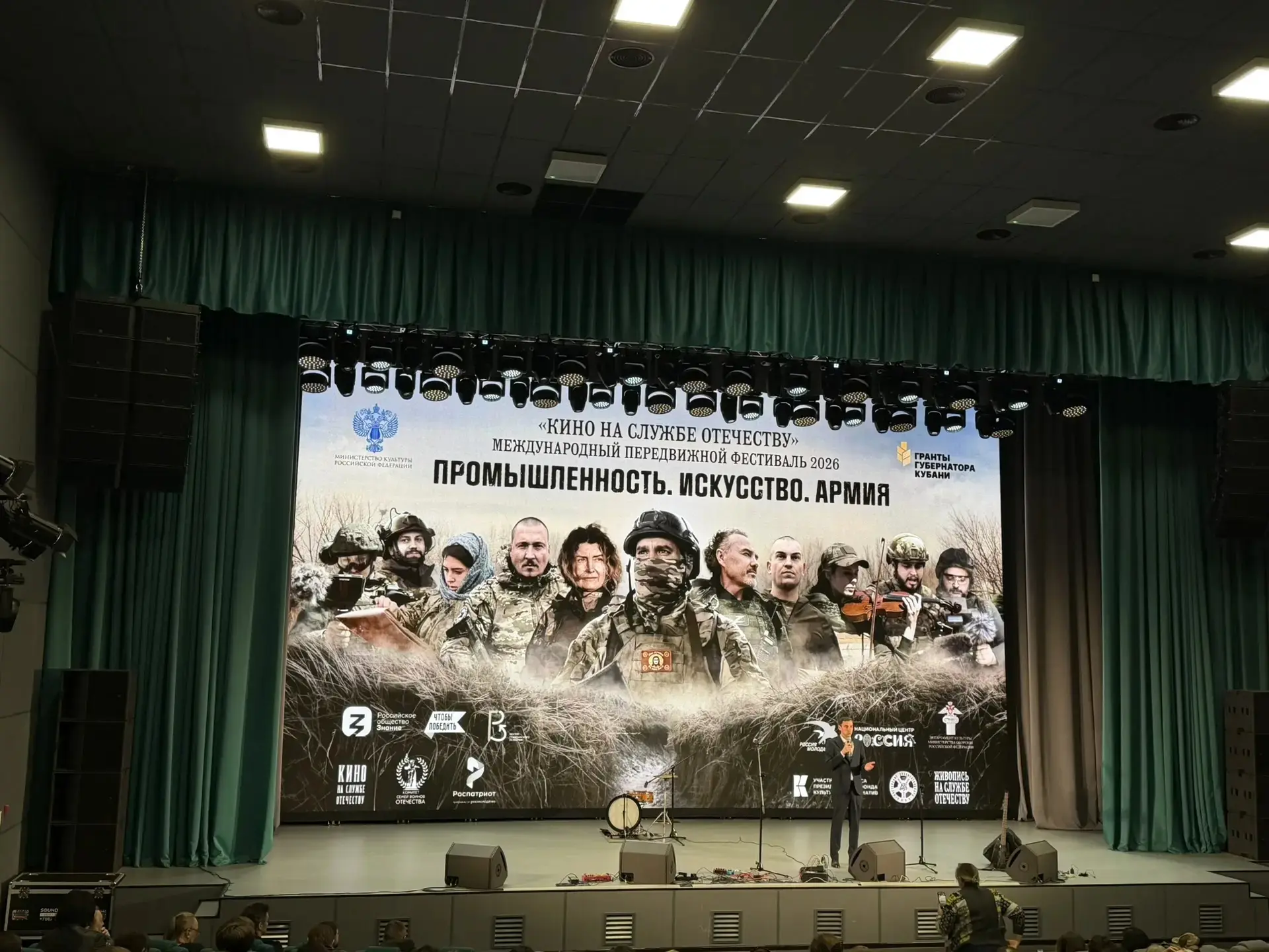 🇷🇺 «Дух Победы: герои среди нас» — это нужно видеть и помнить!  Учащиеся 9Д класса школы №20 посетил
