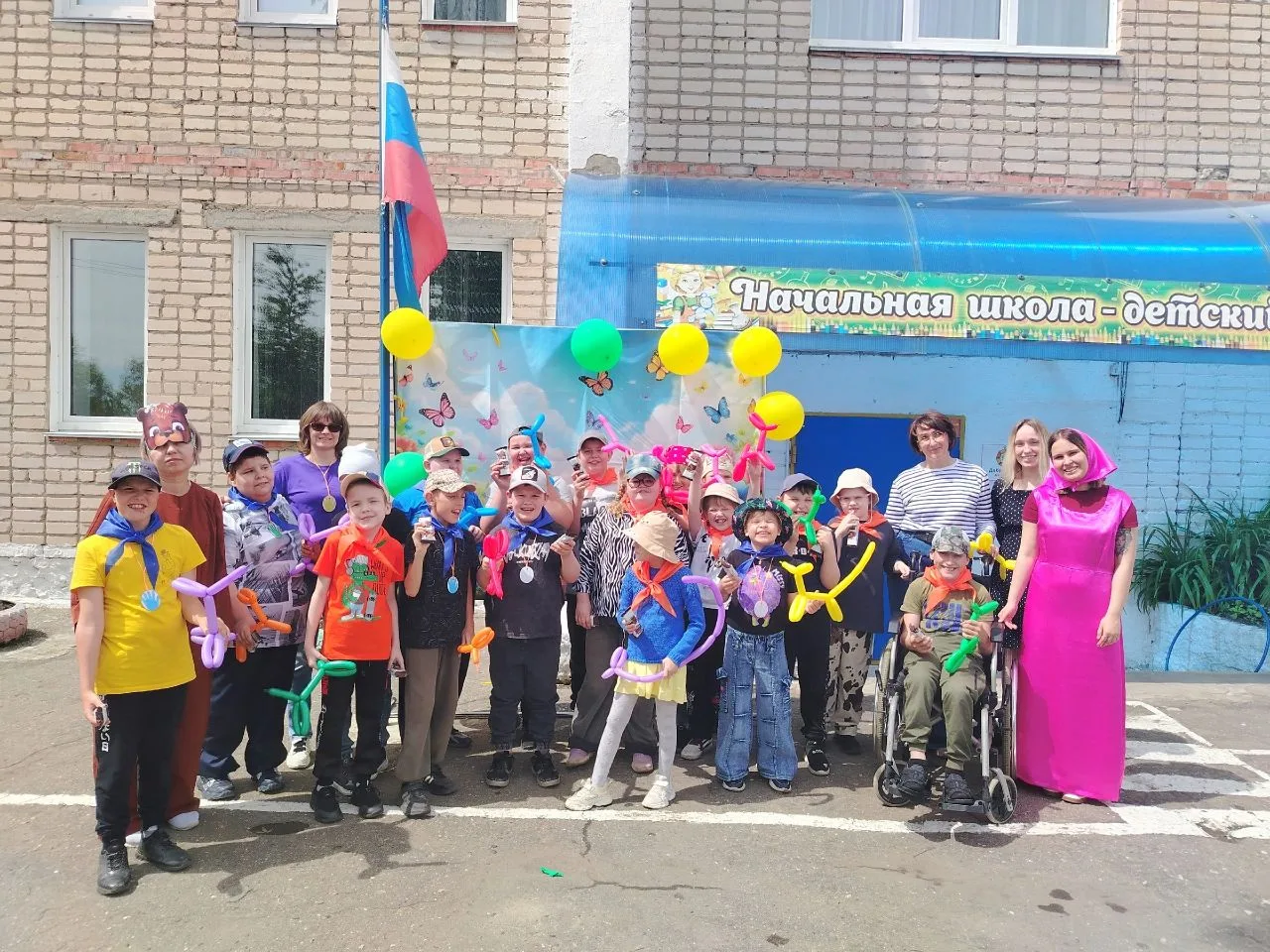 Сегодня в нашем лагере двойной праздник: торжественное открытие лагерной смены и День защиты детей!
