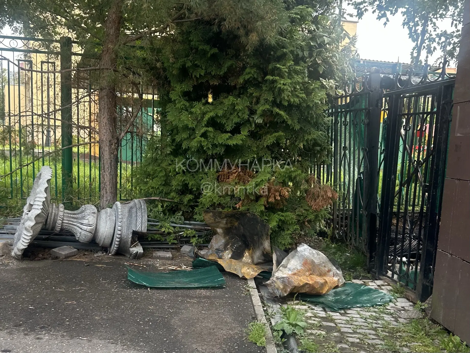 Последствия утреннего пожара. По сообщениям в комментариях, в пристройке за торговым це...