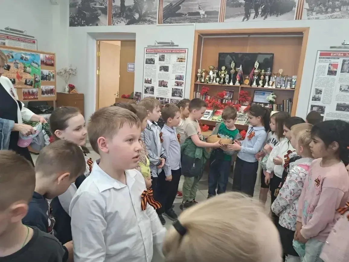 🎗В преддверии Дня Победы наши дошколята посетили школьный музей "Бухенвальдский набат".  💫Экскурсия 