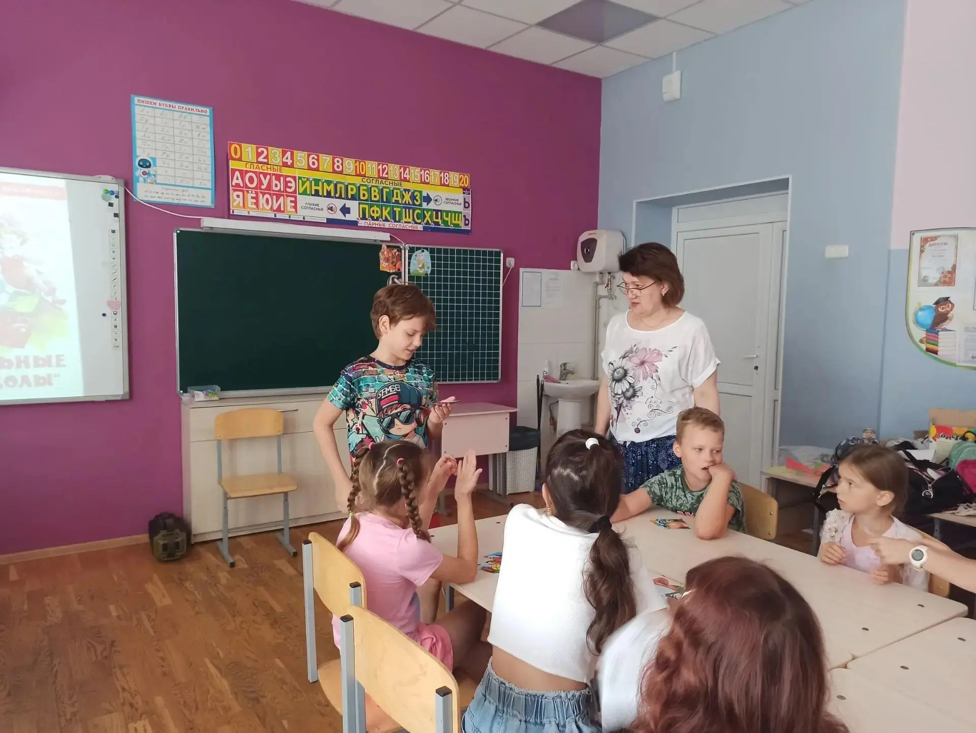🎉 Международный день анекдота на летней площадке школы «Перспектива»: море смеха и творчества! 🎉

